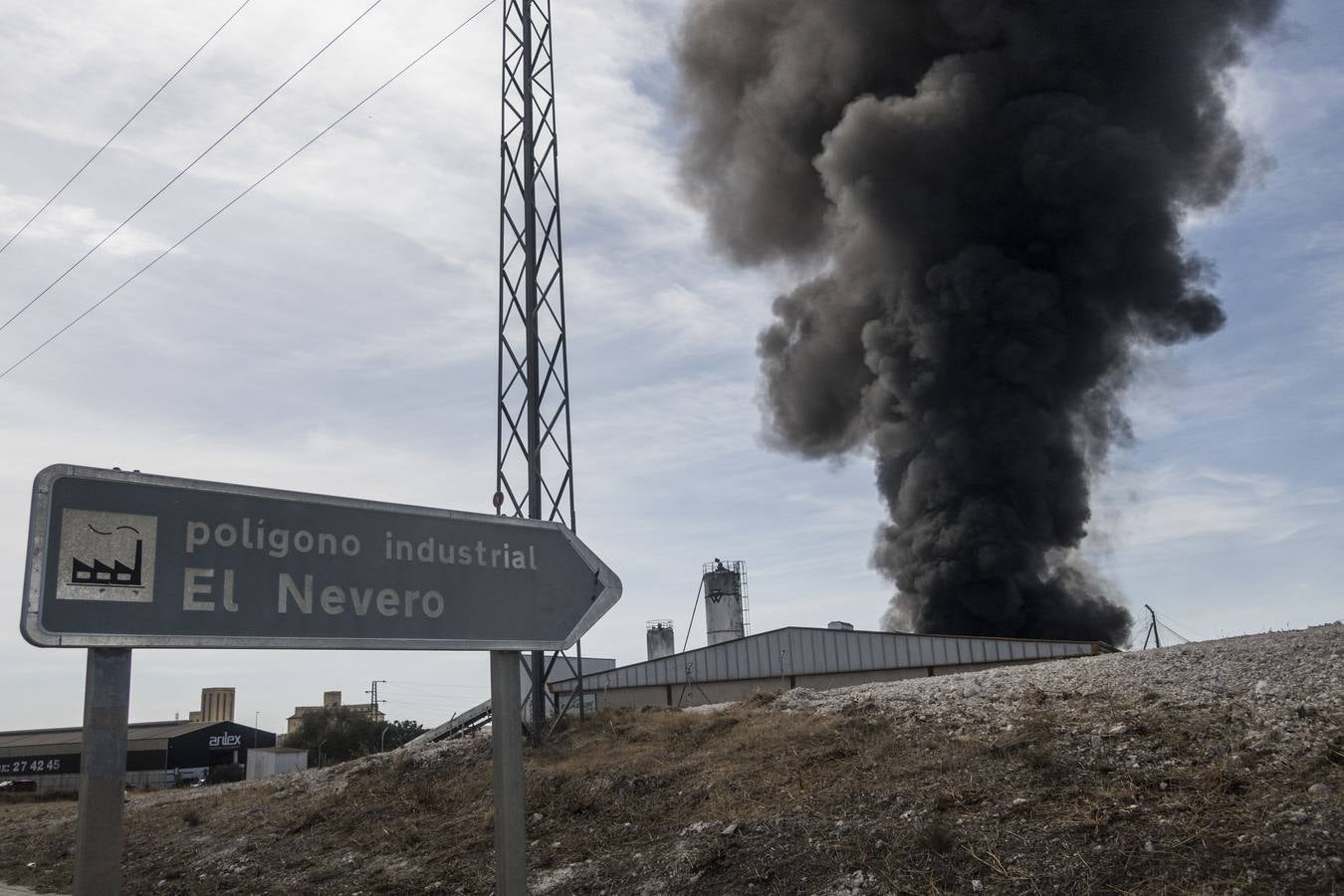 Fotos: Columna de humo causada por el incendio de la panificadora en Badajoz