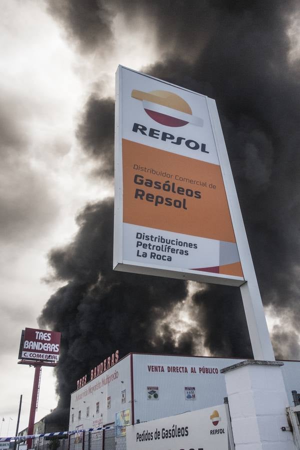 Fotos: Columna de humo causada por el incendio de la panificadora en Badajoz