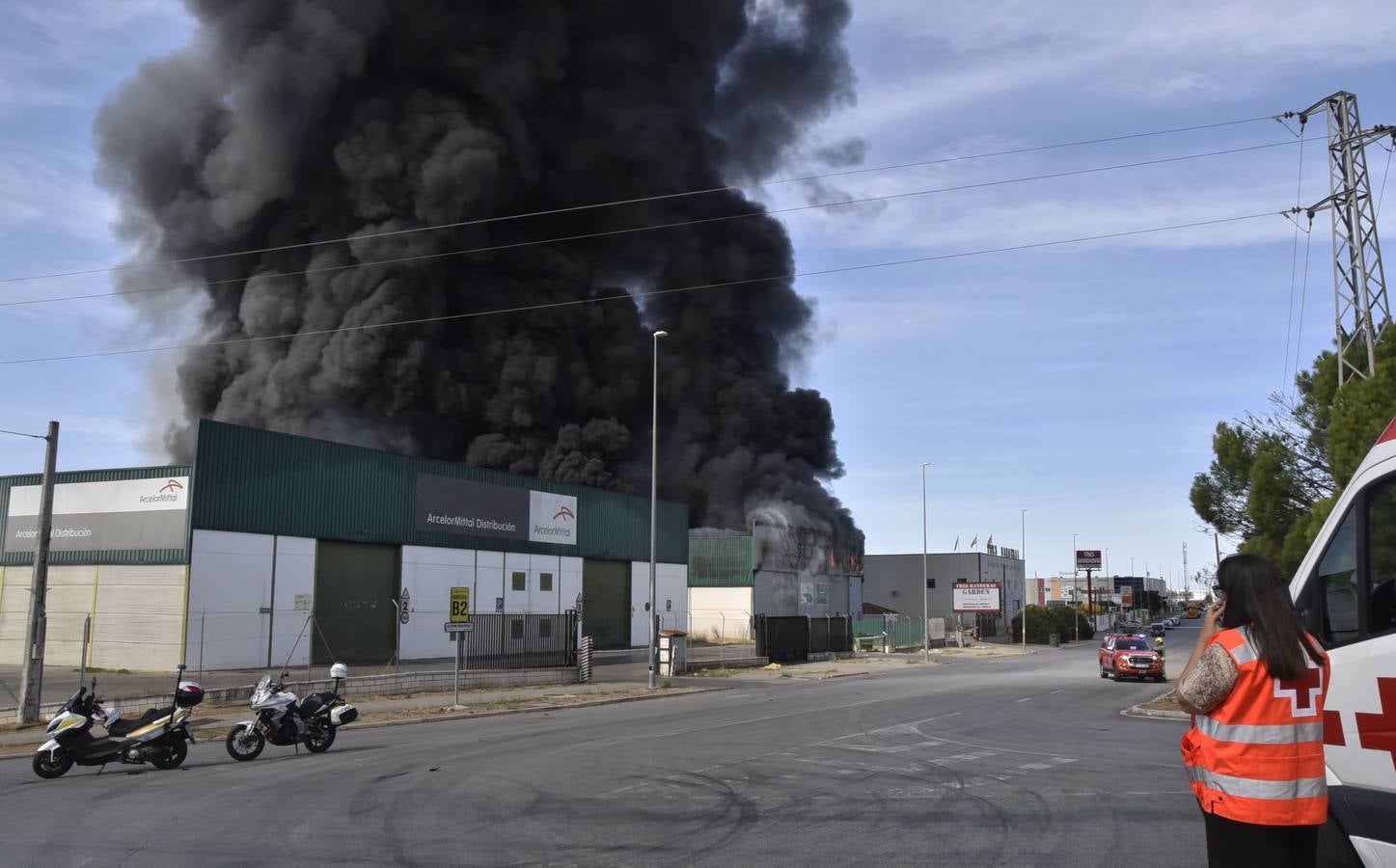 Fotos: Columna de humo causada por el incendio de la panificadora en Badajoz