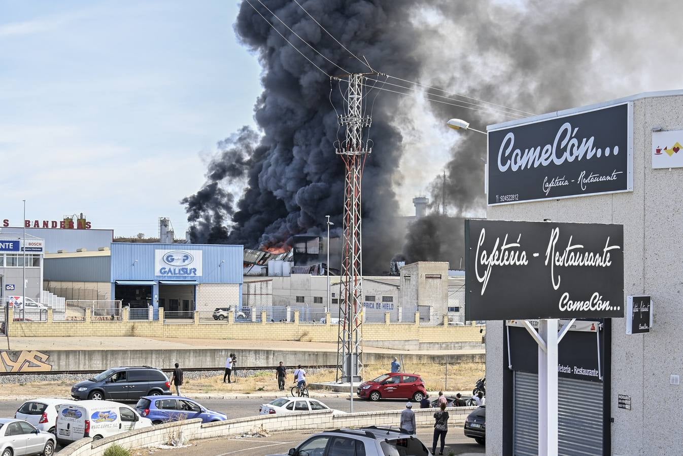 Fotos: Columna de humo causada por el incendio de la panificadora en Badajoz