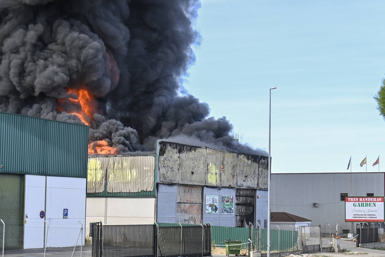 Fotos: Columna de humo causada por el incendio de la panificadora en Badajoz