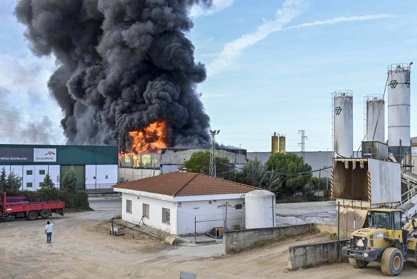 Fotos: Columna de humo causada por el incendio de la panificadora en Badajoz