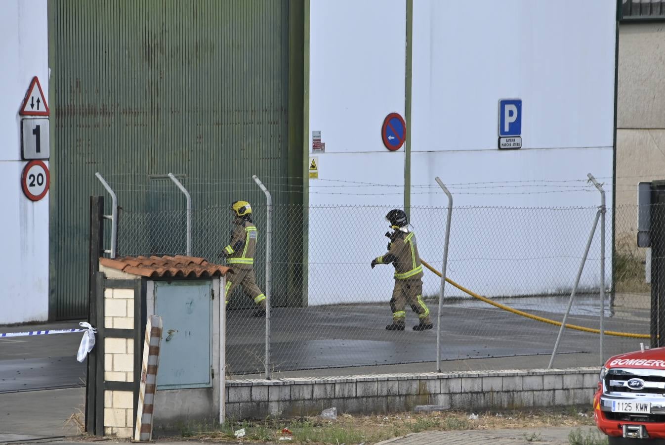 Fotos: Columna de humo causada por el incendio de la panificadora en Badajoz