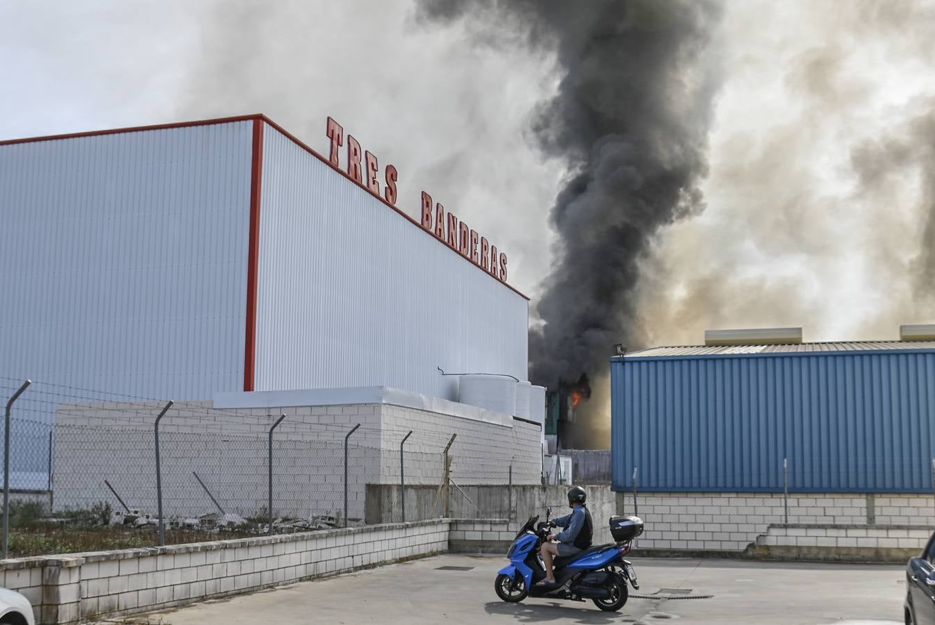 Fotos: Columna de humo causada por el incendio de la panificadora en Badajoz