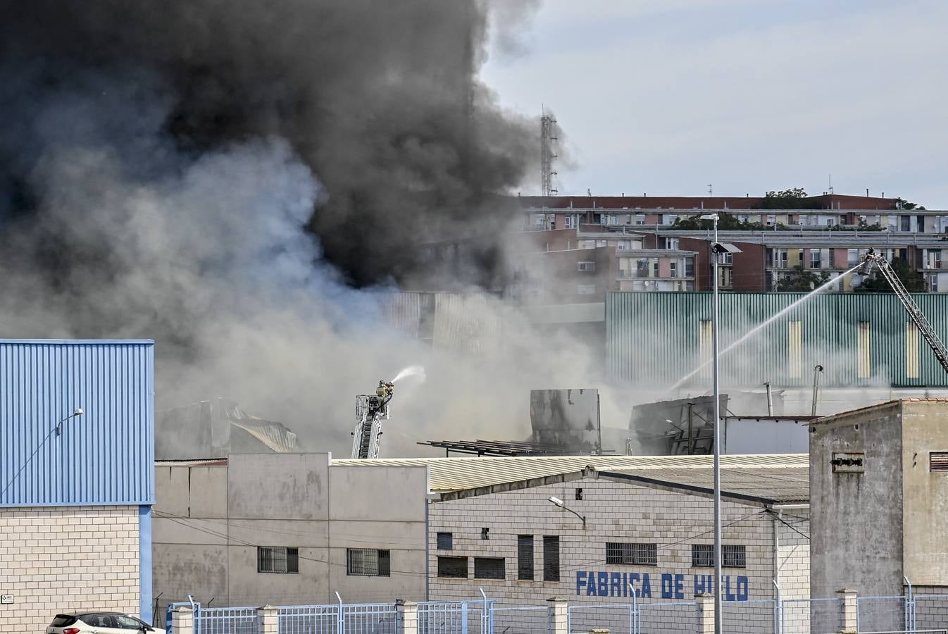 Fotos: Columna de humo causada por el incendio de la panificadora en Badajoz