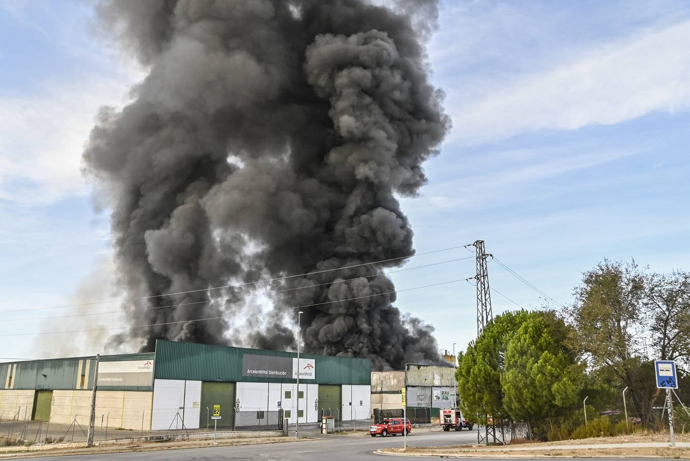 Fotos: Columna de humo causada por el incendio de la panificadora en Badajoz