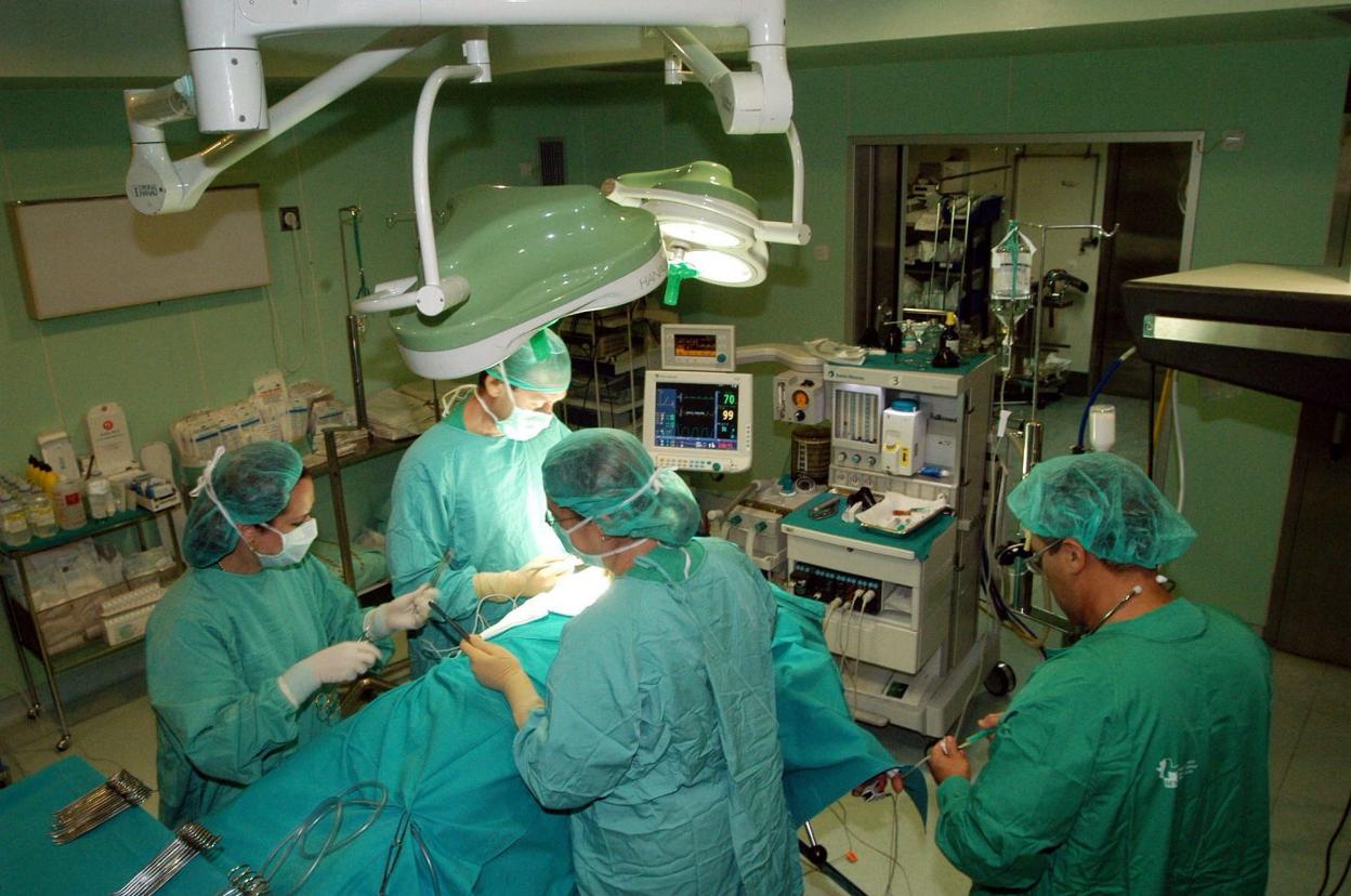 Imagen de archivo de médicos en una operación. :: hoy