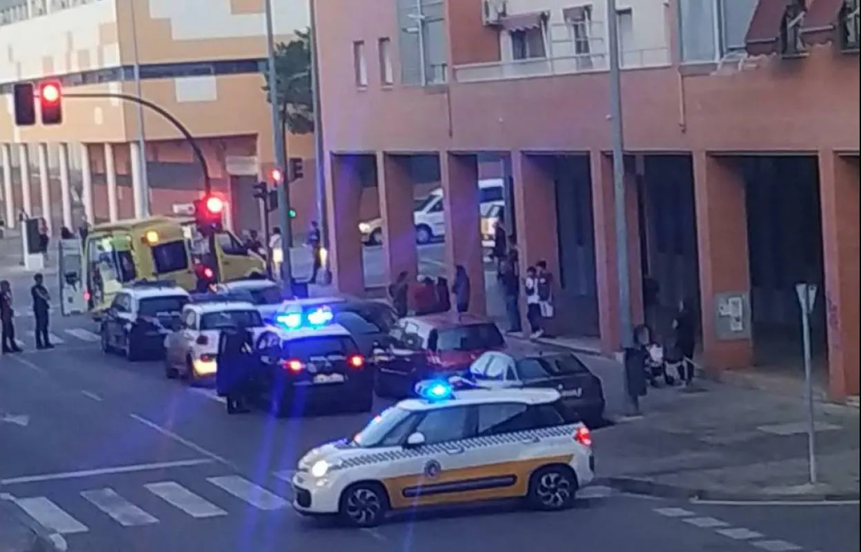 Coches de Policía en la calle Pedro Romero de Mendoza. :: jorge rey