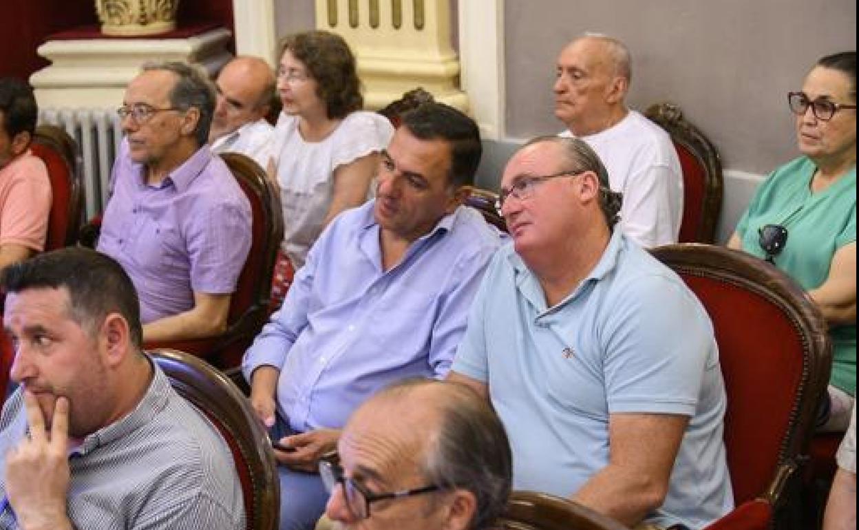 Juan Antonio Morales y Antonio Pozo Pitel, durante un pleno del Ayuntamiento. :: HOY