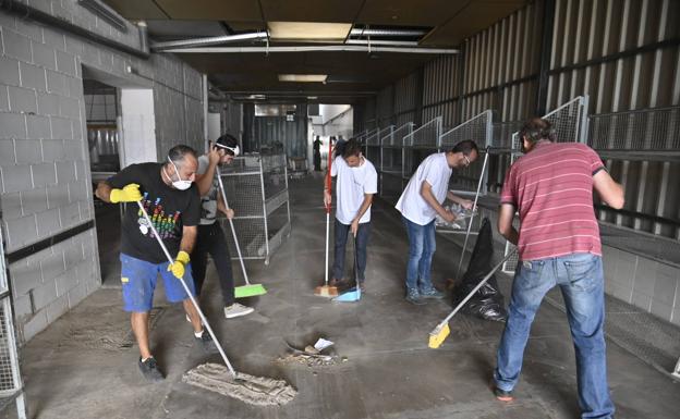 Los empleados limpiando las instalaciones de la panificadora.