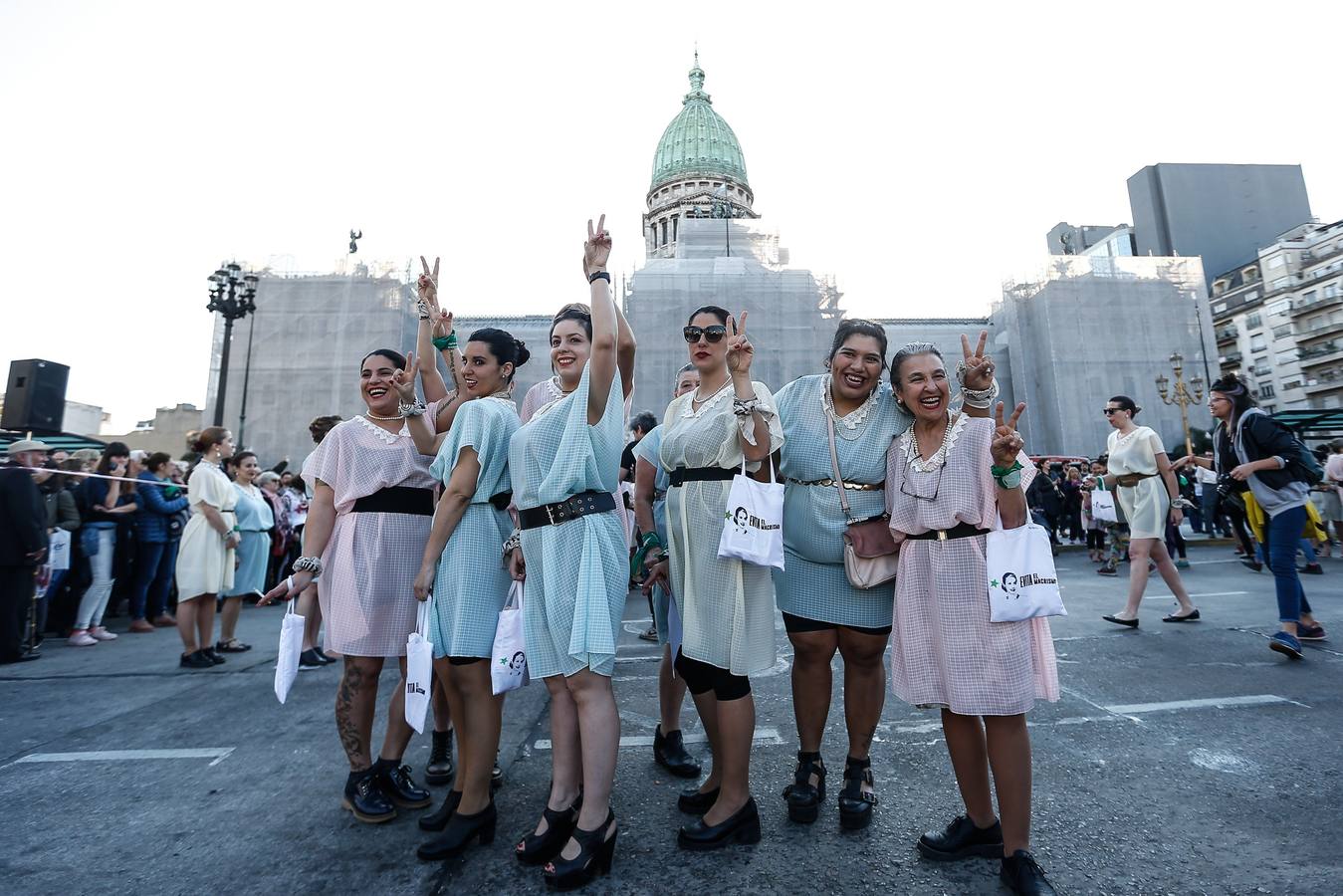 Fotos: &quot;Comando Evita&quot; celebra frente al congreso de Argentina el 72 aniversario del voto femenino