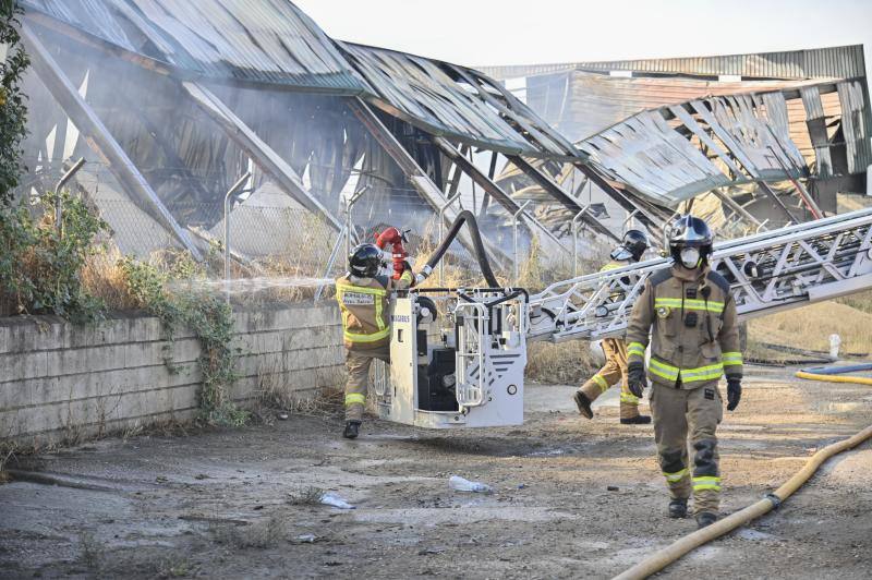 Bomberos de Badajoz apagando los últimos rescoldos en la nave del bazar chino:: ARNELAS