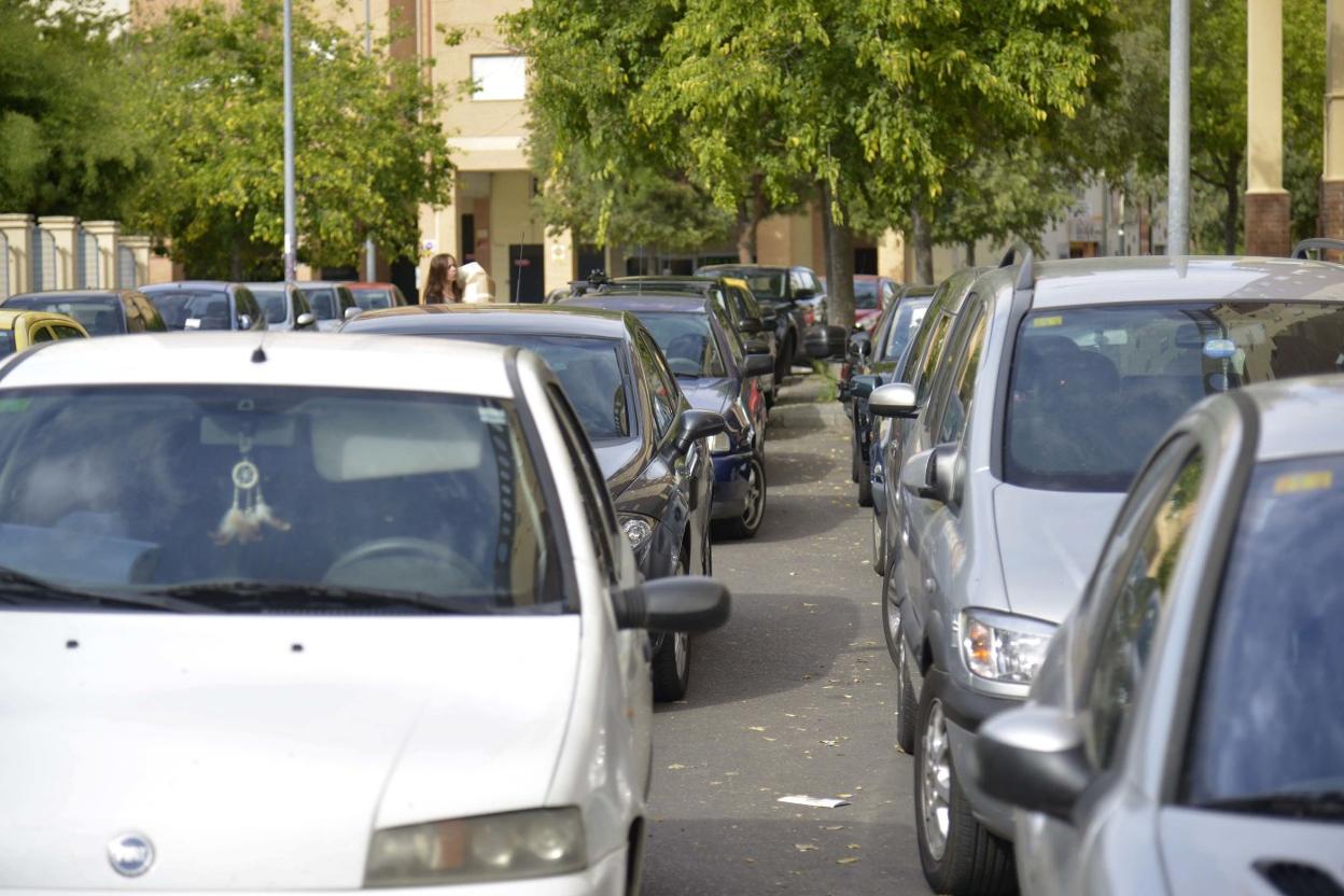 Coches aparcados en doble fila en una calle de Valdepasillas en una imagen de archivo. :: hoy