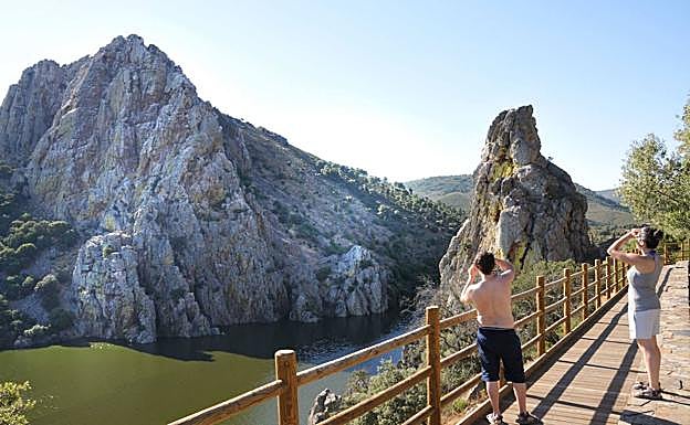 El Salto del Gitano, que recuerda la historia de un bandido. :: 