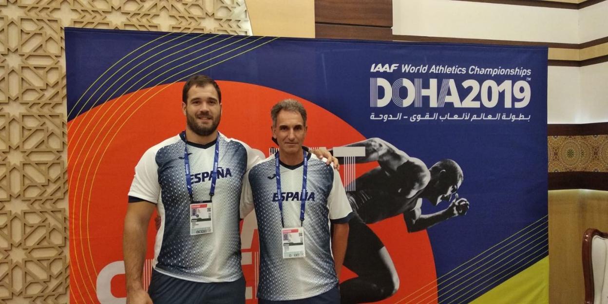 Javier Cienfuegos y su inseparable entrenador Antonio Fuentes, en Doha preparándose. :: hoy