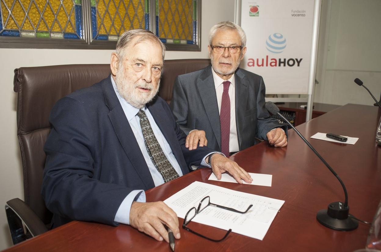 Juan Van-Halen, ayer junto a Alberto González, en Aula HOY. 