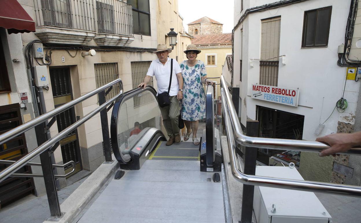 Escaleras mecánicas colocadas en la calle Alzapiernas.