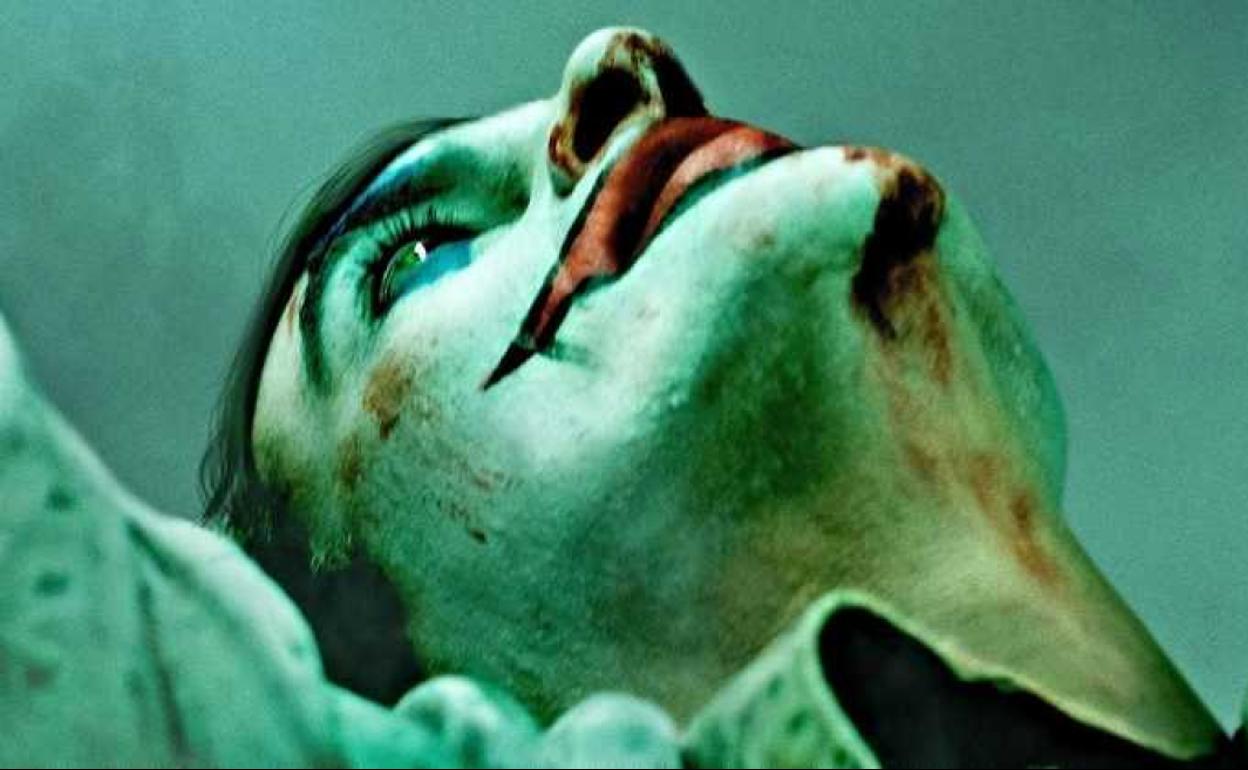 Joaquin Phoenix, caracterizado como el Joker.