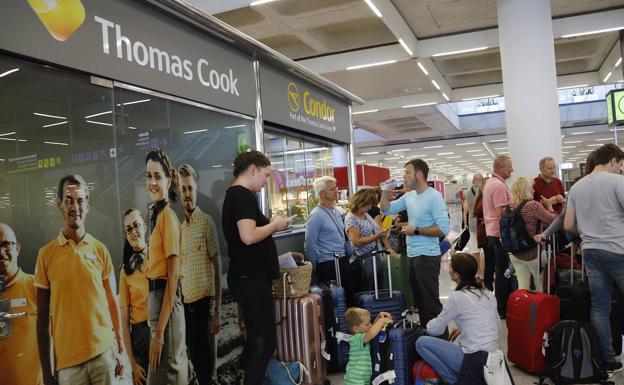 Afectados por la quiebra de Thomas Cook, el pasado día 29 en el aeropuerto de Palma de Mallorca.