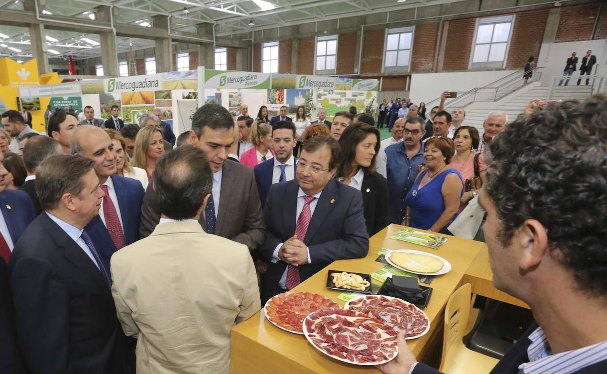 Sánchez junto a Fernández Vara antes de probar jamón ibérico en Zafra.