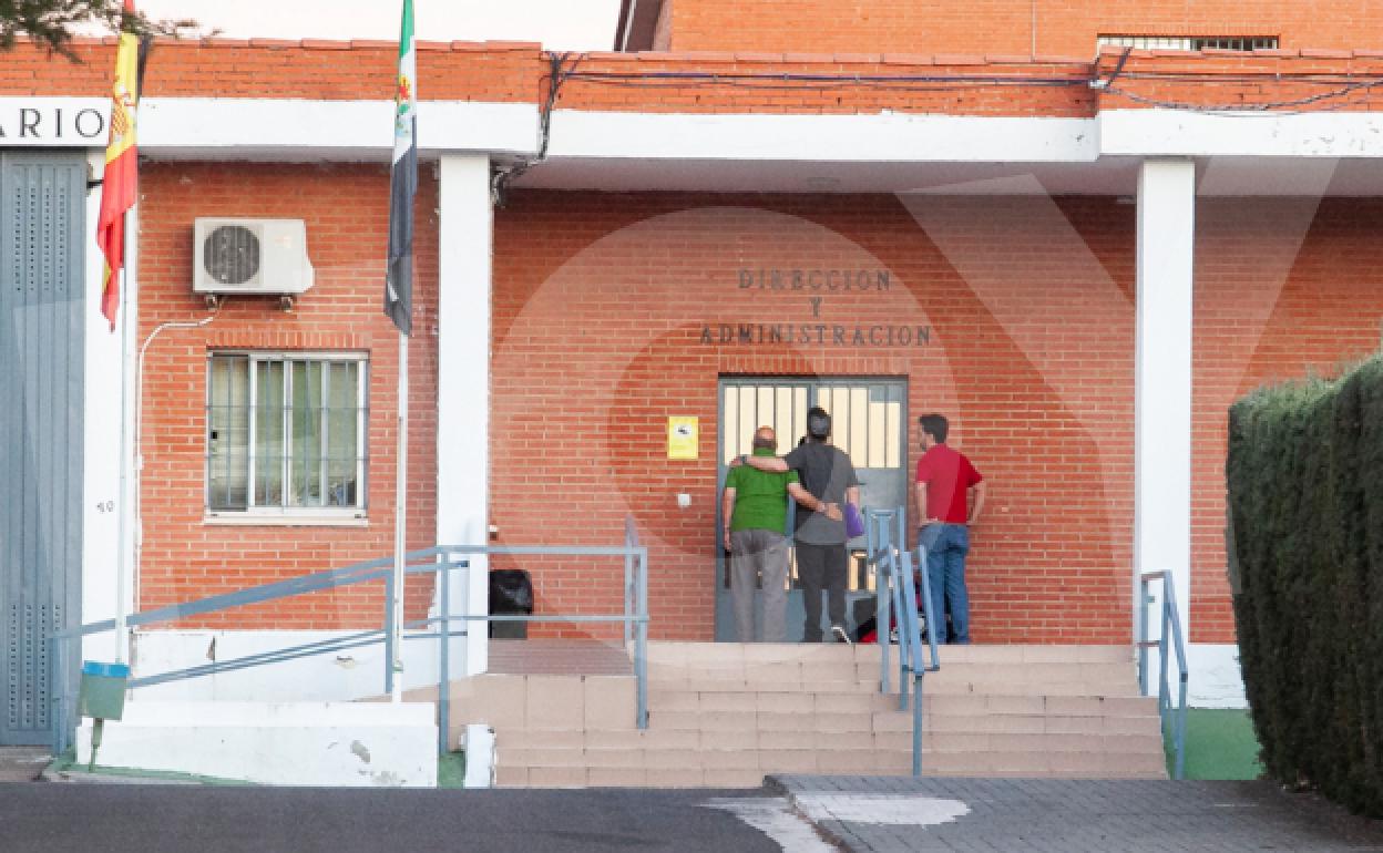 En torno a las ocho de la tarde ingresó en el centro penitenciario el primero de los hosteleros. 