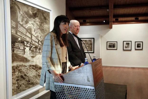 La comisaria de la muestra, María Toral, junto al director de la Mercedes Calles, Luis Acha. :: l. cordero