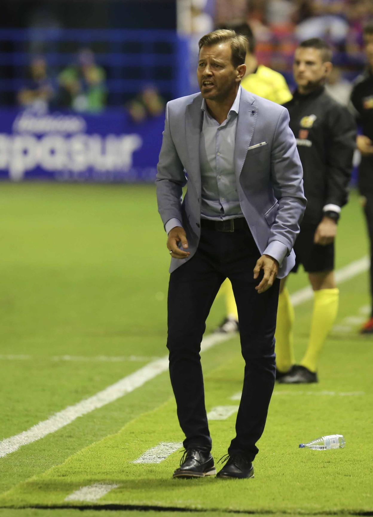 Manuel da instrucciones en el partido ante el Elche. :: J. M. Romero