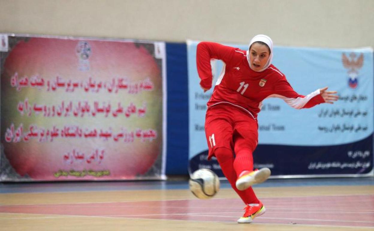 Imagen de una futbolista internacional de Irán. 