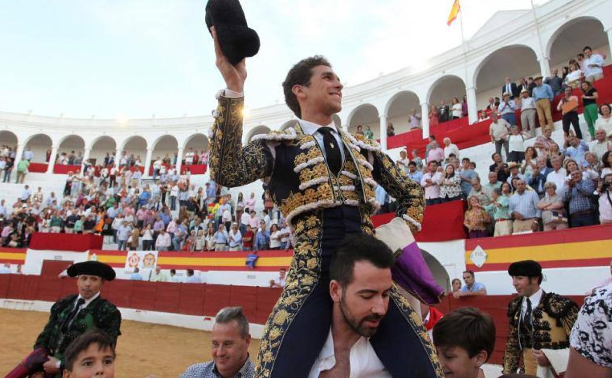 l diestro Ginés Marín sale por la puerta grande, tras la corrida de la Feria Taurina de Zafra celebrada este sábado en la plaza de toros extremeña.