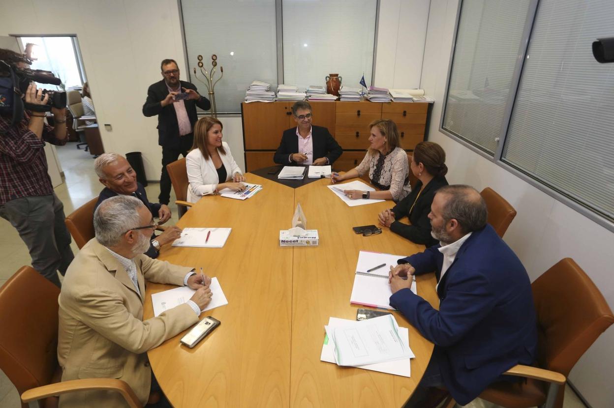 Reunión entre la Delegación del Gobierno y la Junta. :: j. m. romero