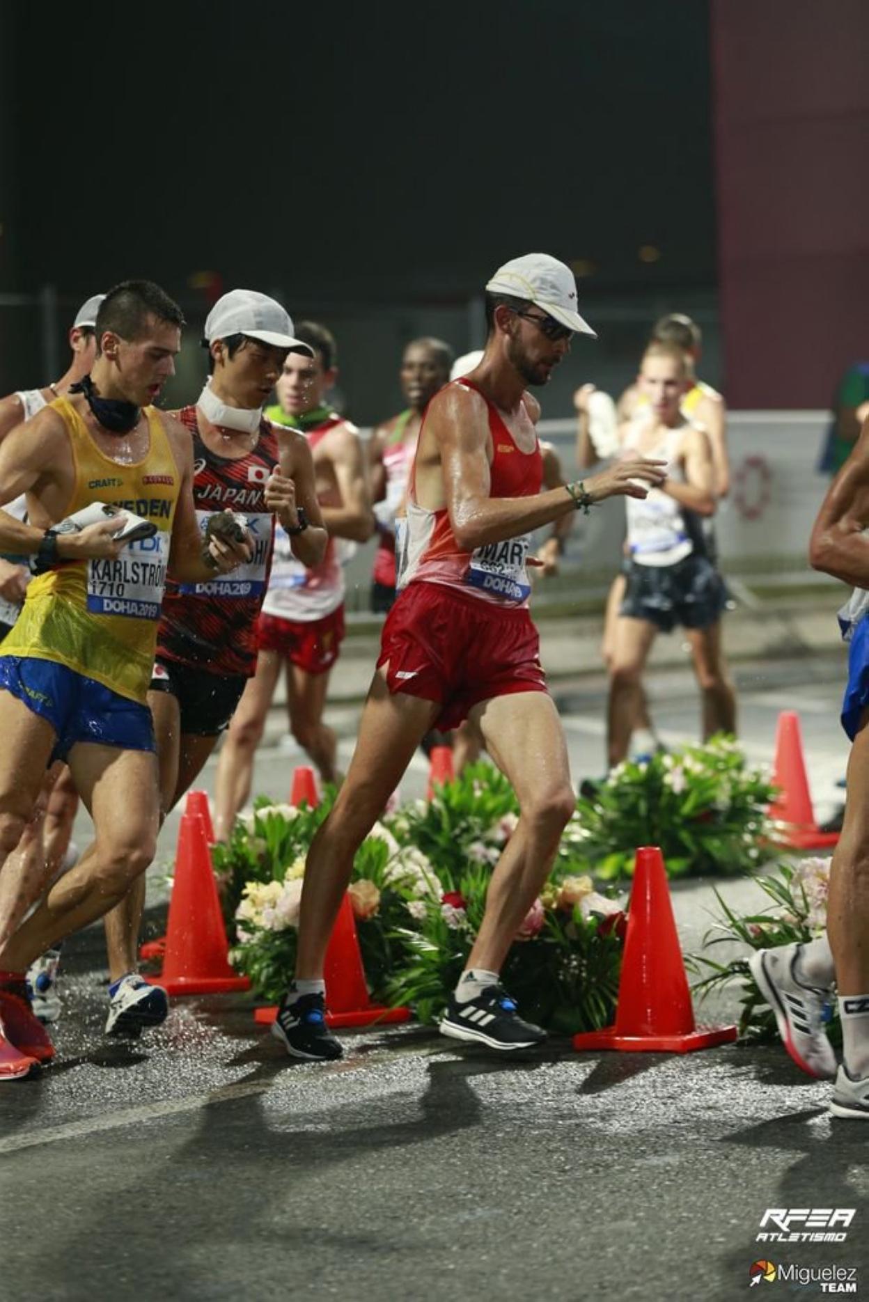 Álvaro Martín, con gorra y gafas de sol en los 20 kilómetros marcha de Doha. :: rfea