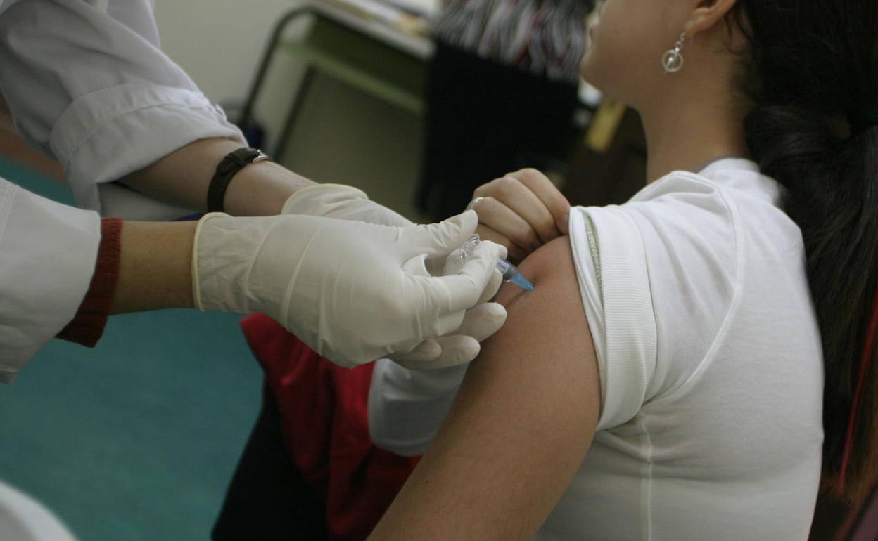Vacunación frente al meningococo C en una adolescente. 