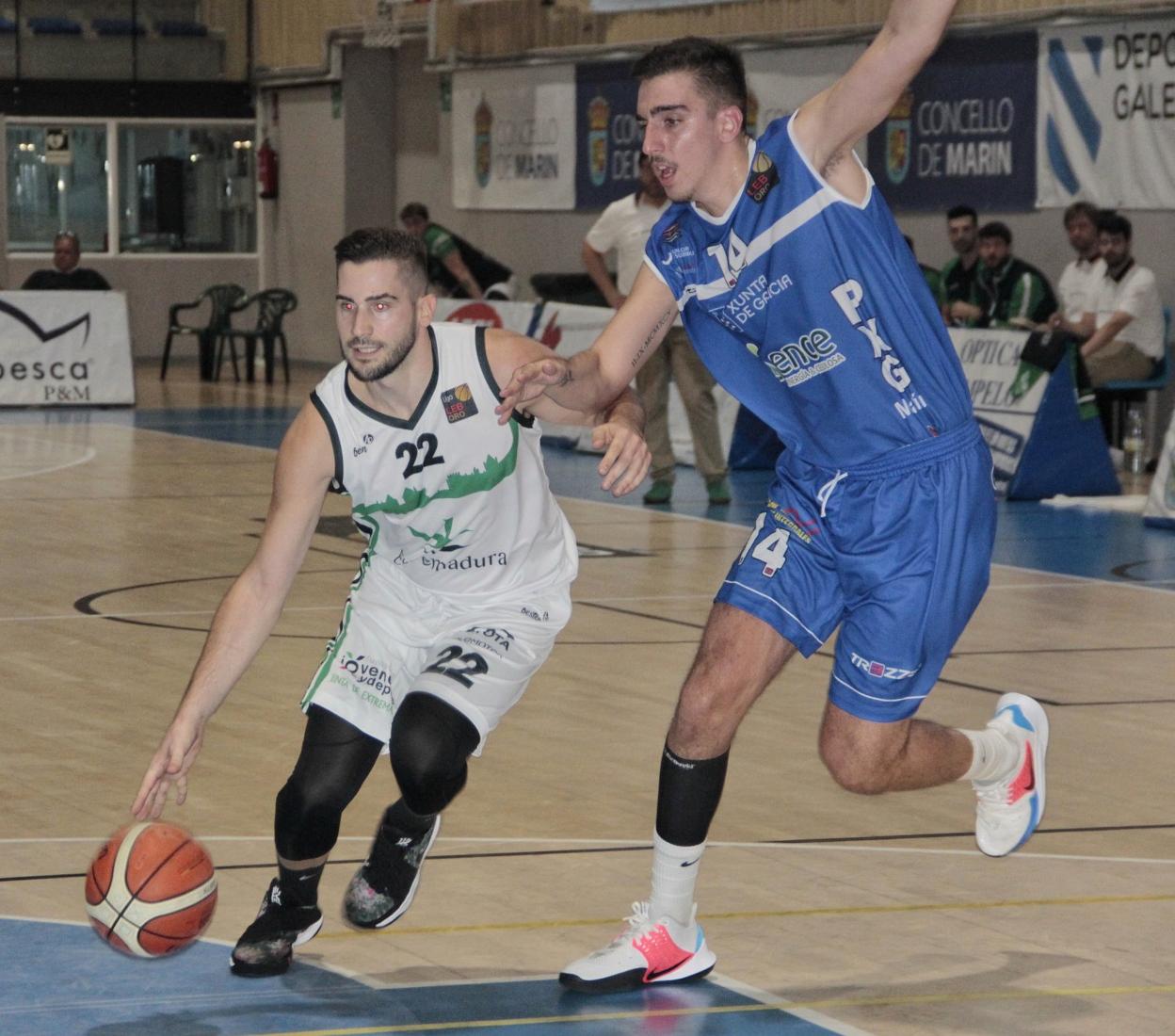 Rakocevic conduce la pelota ante la presión del jugador del equipo gallego Mazaira. :: ADG MEDIA