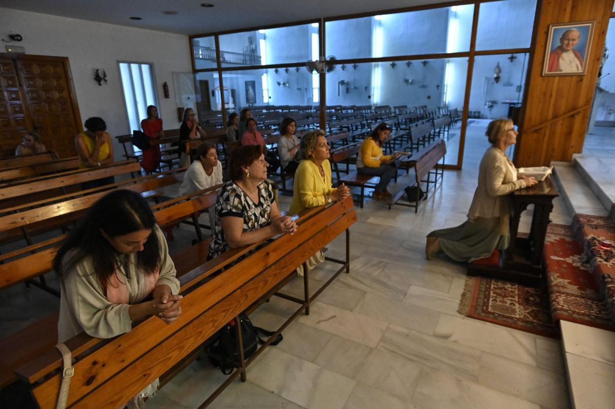 La comunidad sigue orando para que los Carmelitas Descalzos puedan volver a Badajoz. :: j. v. arnelas