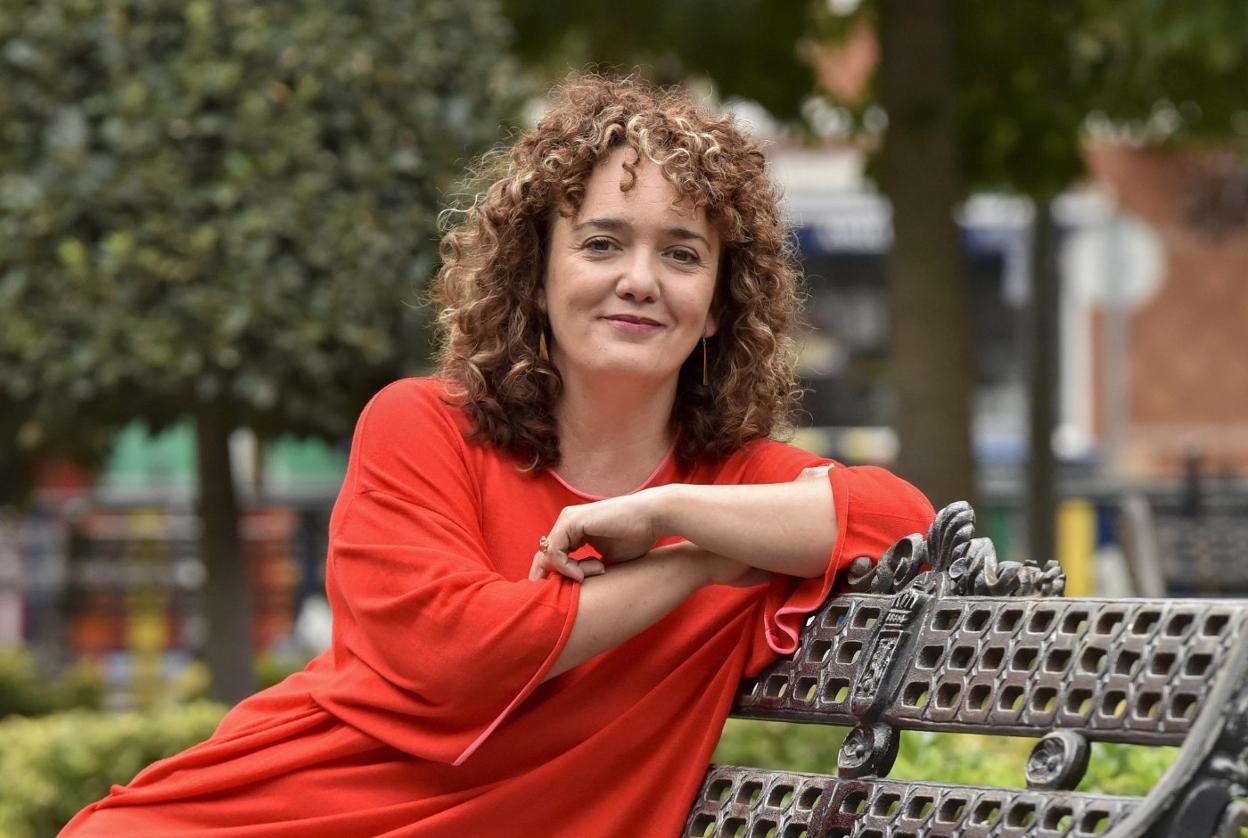 Anabel Rodríguez posa tras la entrevista en la plaza de Los Alféreces de Badajoz. :: casimiro moreno