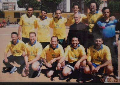Imagen secundaria 1 - La nueva parroquia se inauguró el 23 de marzo de 1987. El equipo de los Maristas con el padre Antonio Jiménez. Restos de Santa Teresita de Lisieux en la parroquia en 2003.