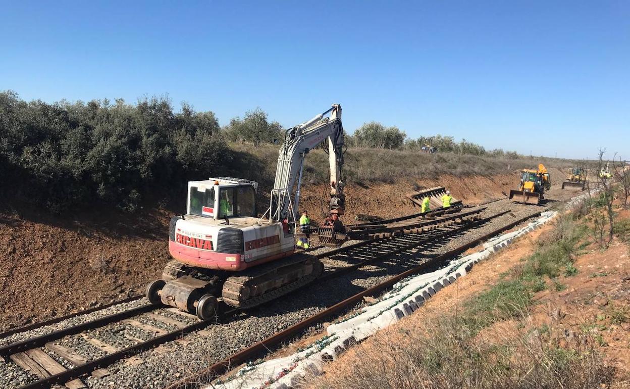 Trabajos de sustitución de las viejas traviesas en un tramo en el que había que circular a 30 km/h: HOY