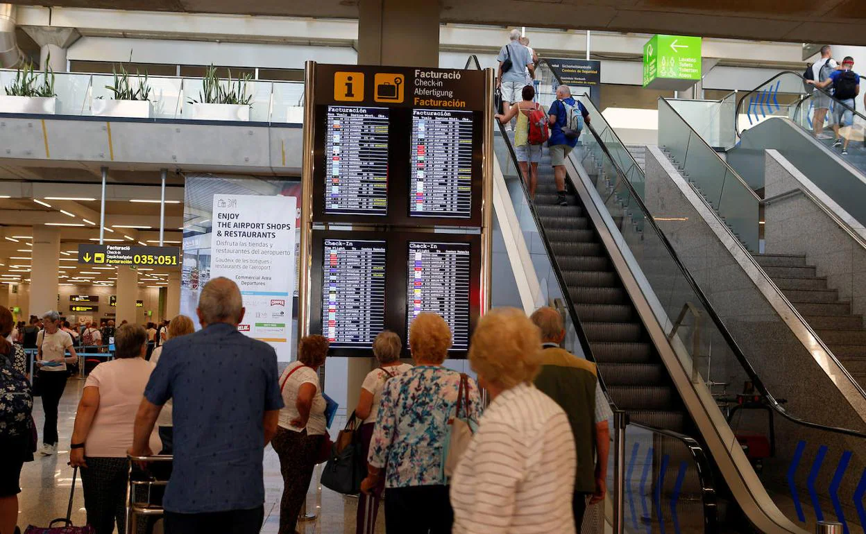 Viajeros afectados por la quiebra del Grupo Thomas Cook, el pasad 24 de septiembre en el aeropuerto de Palma de Mallorca.