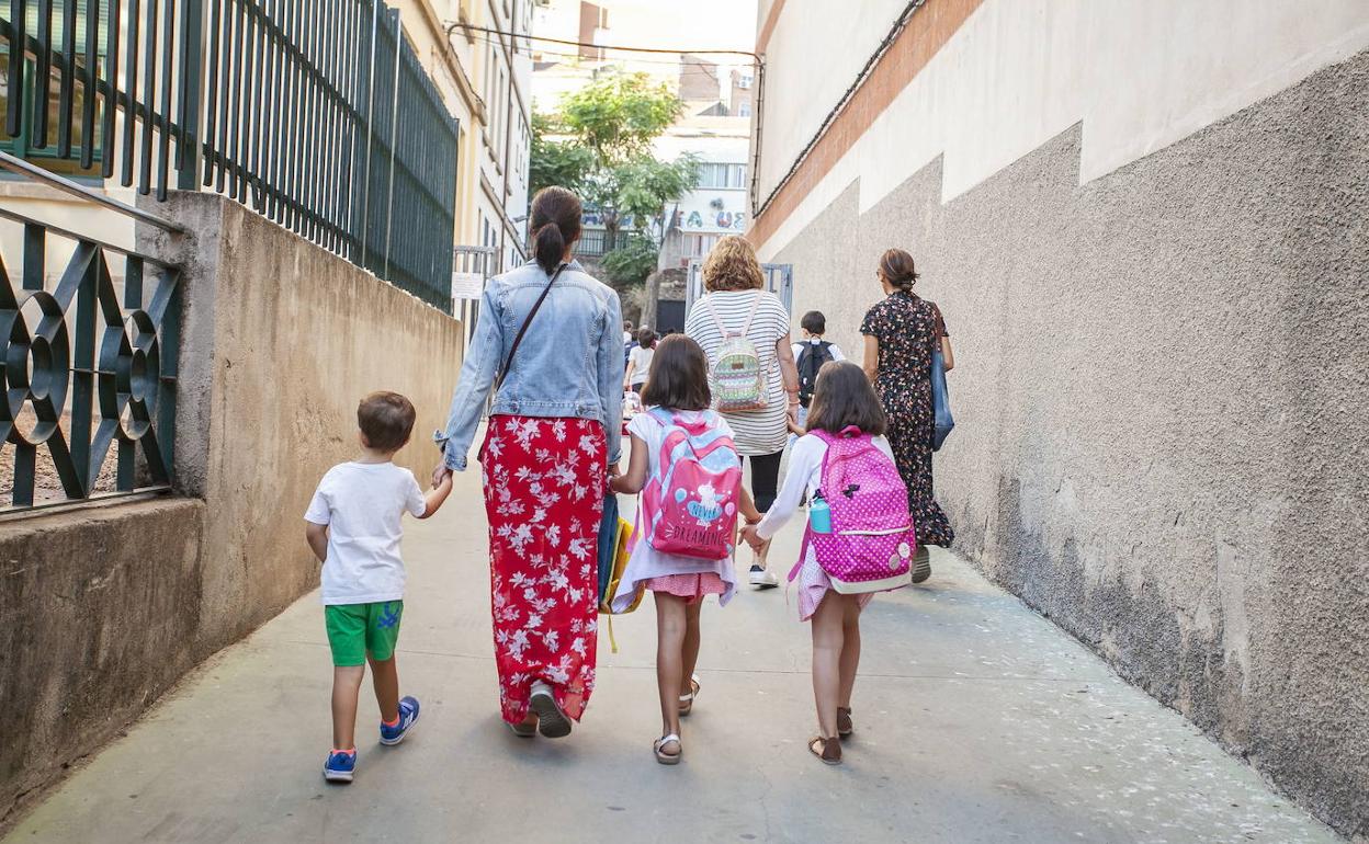 Escolares empiezan la jornada en un centro de Cáceres. :: HOY