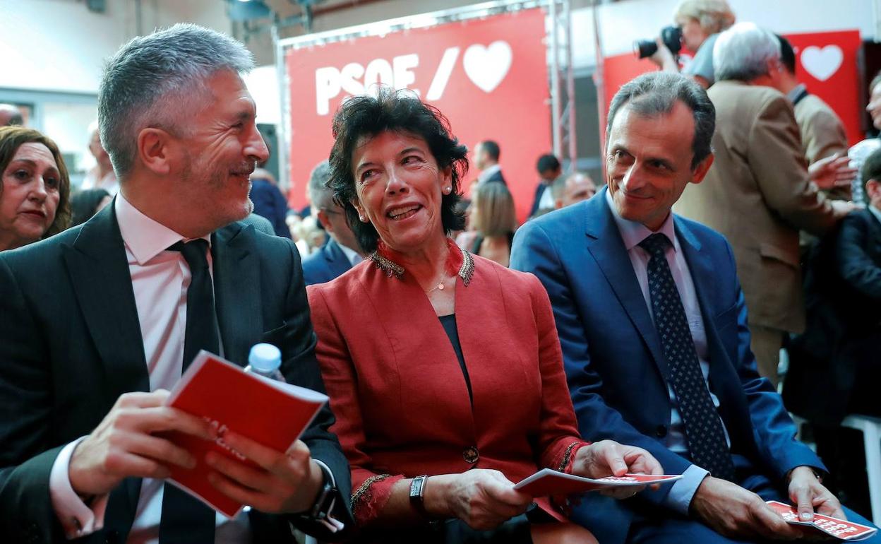 Grande-Marlaska conversa ayer con los ministros Celáa y Duque durante el acto del PSOE.