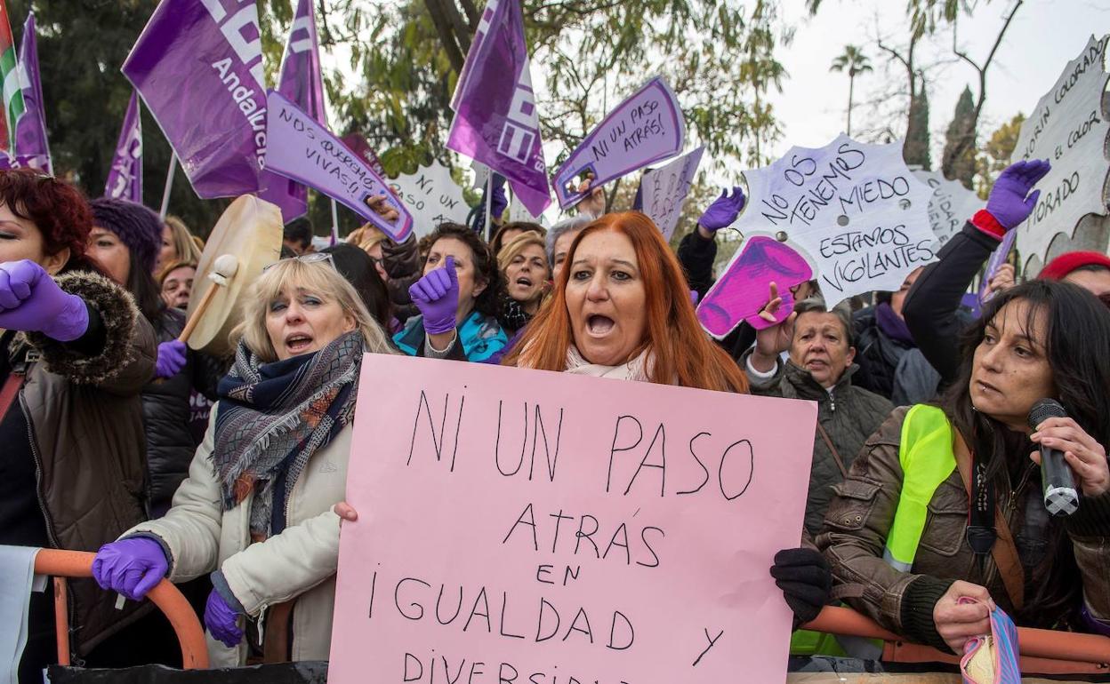 Movilización feminista ante Parlamento andaluz
