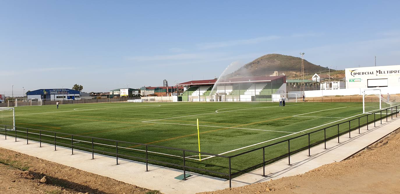 El campo de fútbol con el nuevo césped artificial:: HOY