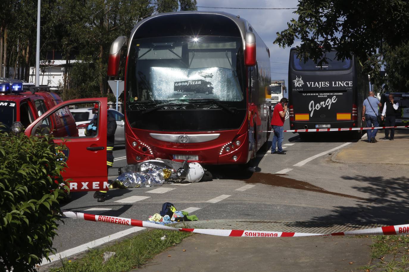 La moto quedó atrapada bajo el autobús tras el chcoque. 