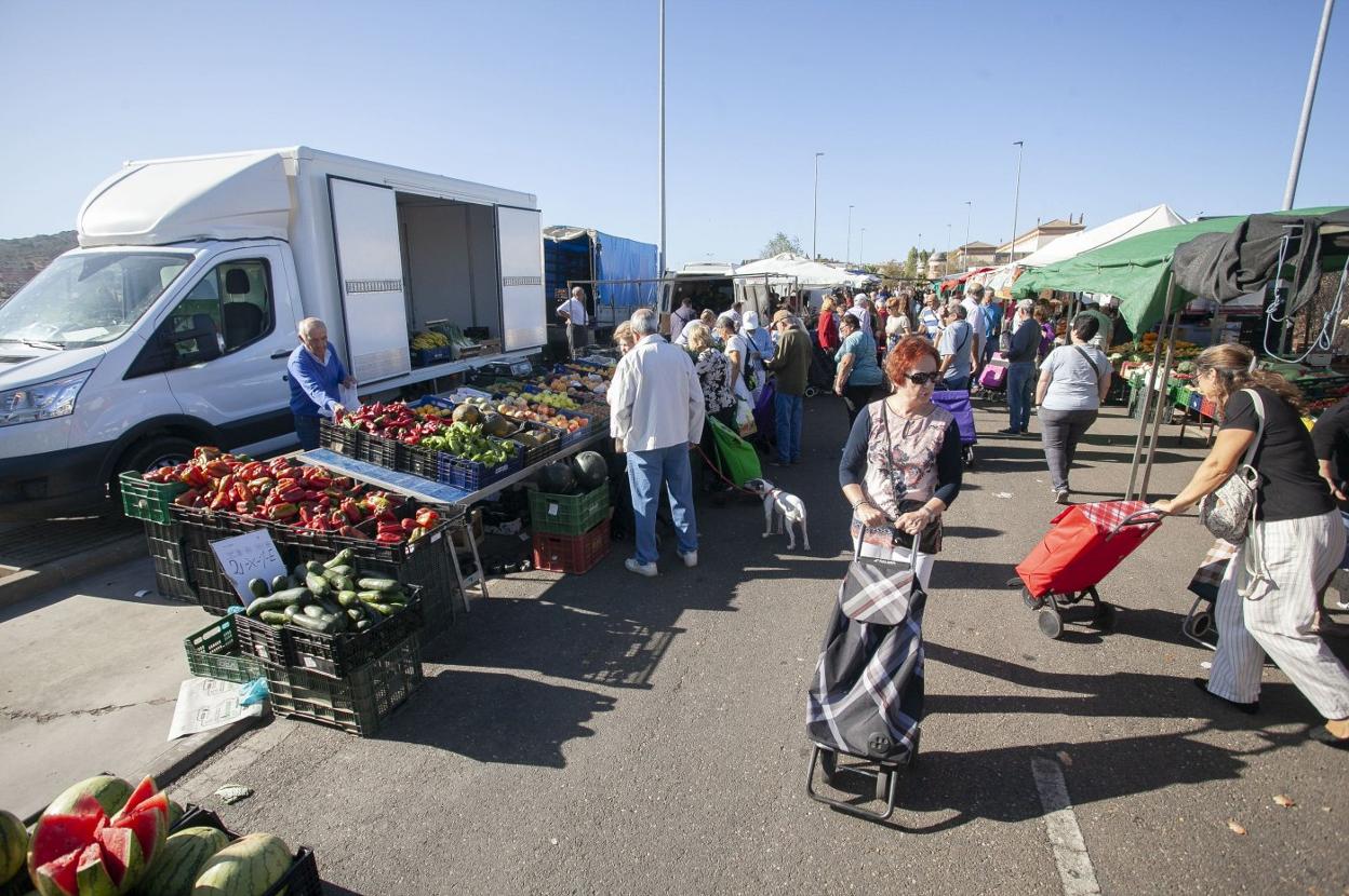 Vendedores y clientes del mercadillo el pasado 25 de septiembre. :: jorge rey