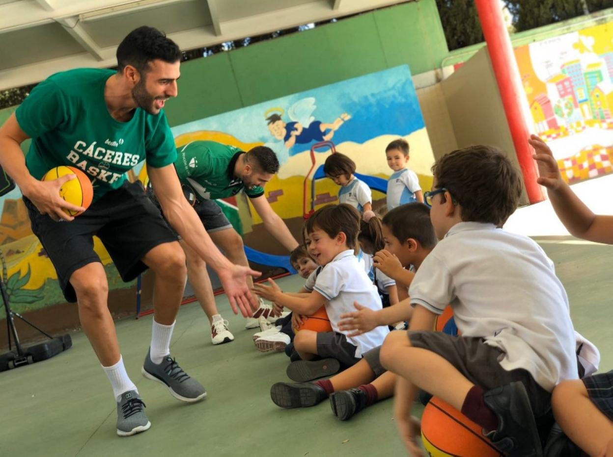 Parejo y Rakocevic, ayer en el San Antonio. :: Cáceres Basket