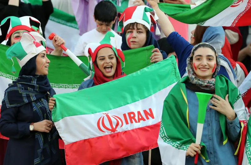 Un grupo de mujeres iraníes apoyan a su selección en el estadio Azadi de Teherán. 