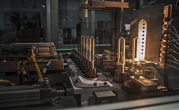 Preformas que se transforman en botellas. :: 