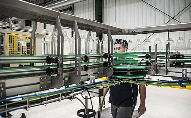Envases de PET elaborados con plástico virgen en las instalaciones de Resilux, en Higuera la Real. :: 