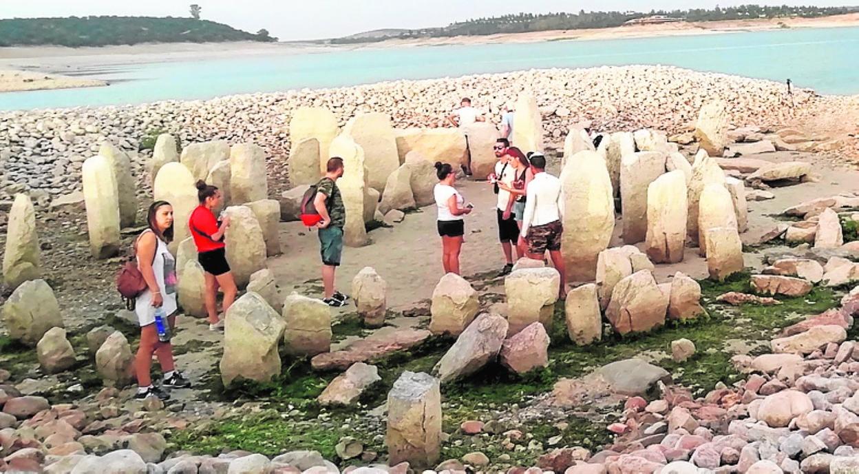 Visitantes en el conjunto megalítico de Guadalperal. :: HOY
