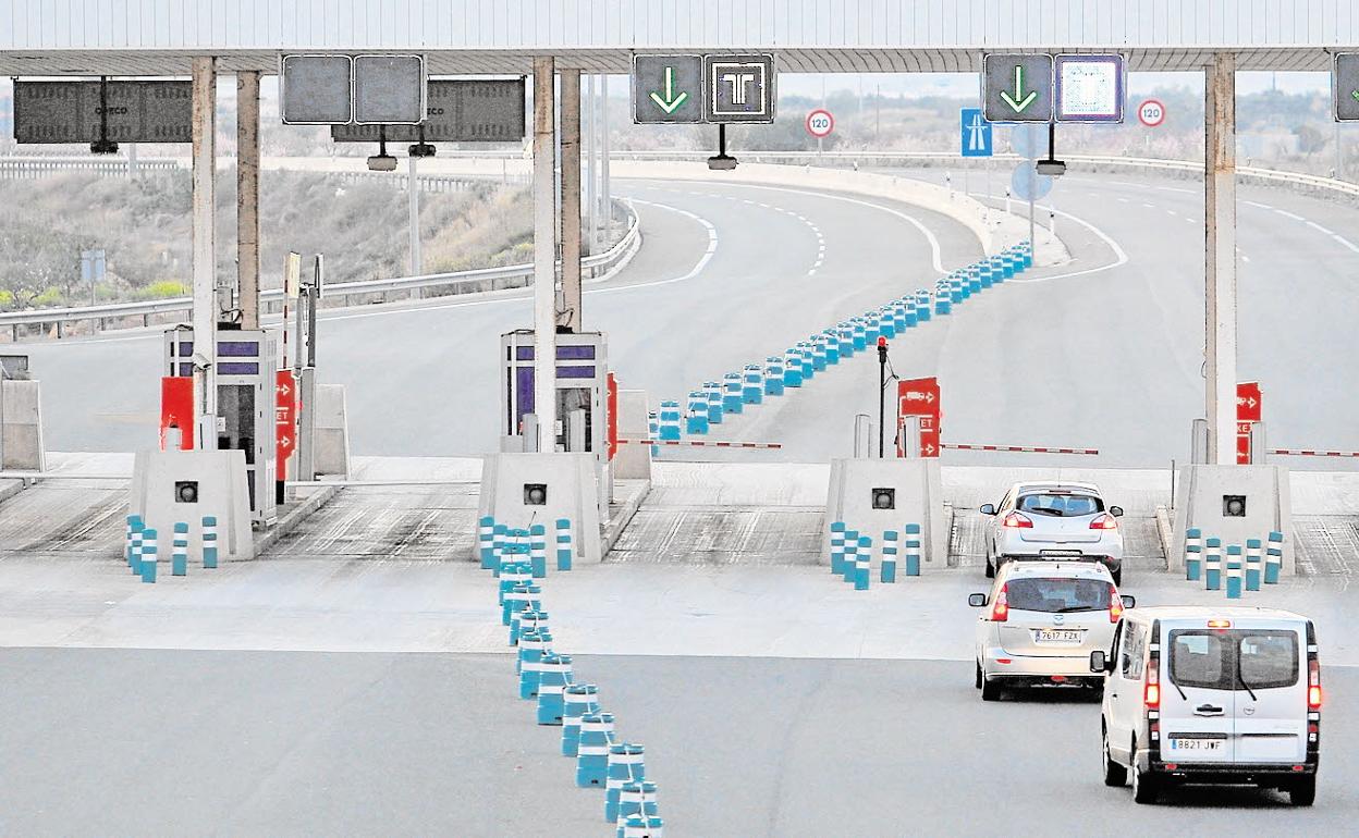 Tres coches en uno de los peajes de la autopista AP-7 entre Cartagena y Vera, una de las vías rescatadas por el Estado.